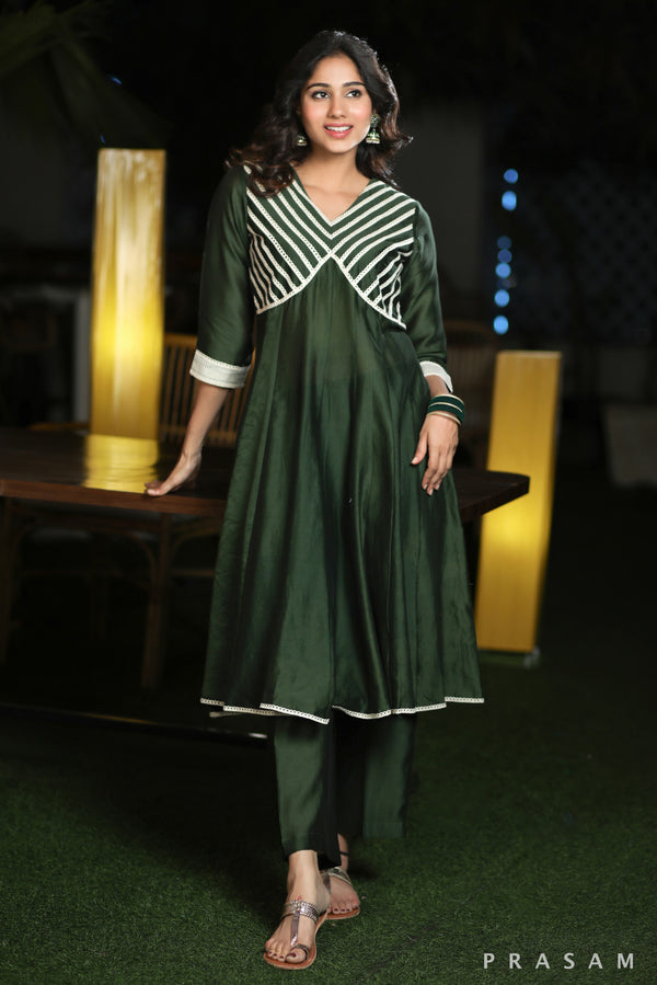 Regal Emerald Sleek Chanderi Silk Kalidar Kurta Set With Lace Detailings